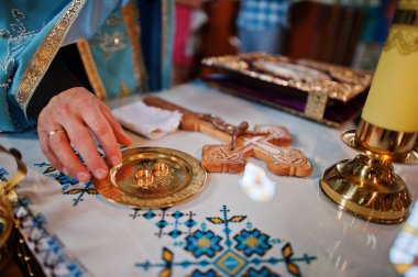 El alyans kilisede rahip