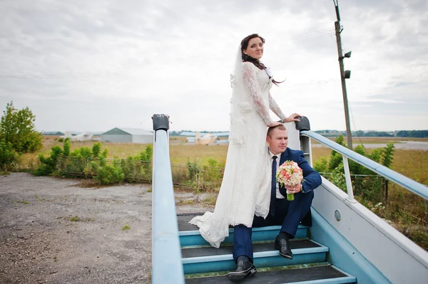 Свадебная пара на рампе самолета — стоковое фото