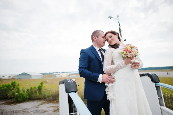 Wedding couple at the ramp plane — Stock Photo, Image