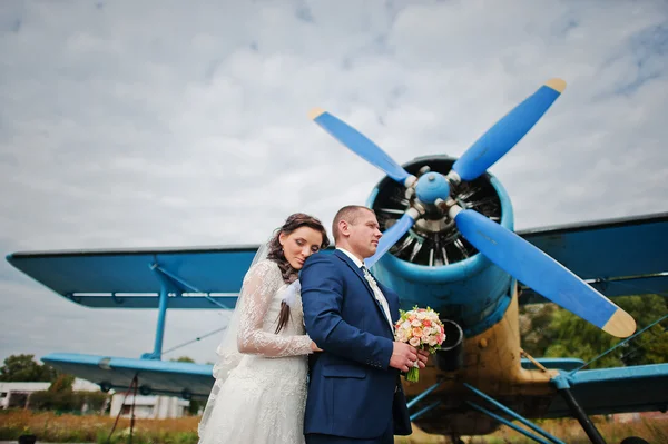 Wedding couple background plane on airport — Stock Photo, Image