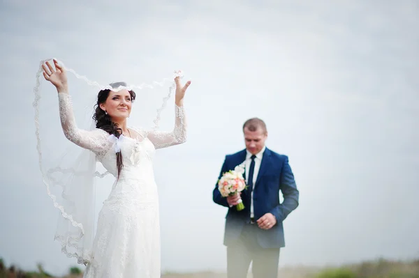 Svatební pár na pozadí bílá obloha — Stock fotografie
