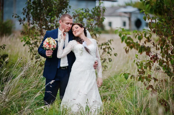 Precioso recién casados en la plaza del parque natural — Foto de Stock