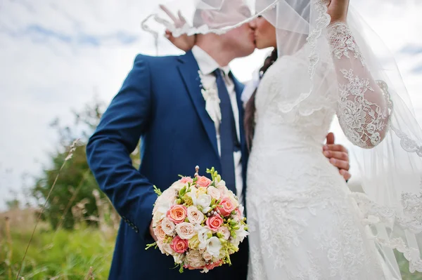 Kissing wedding couple close up — Stock Photo, Image