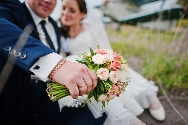 Wedding bouquet at hand of groom — Stock Photo, Image
