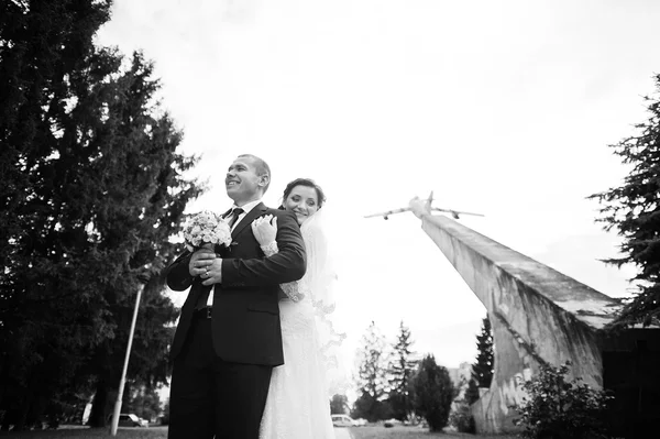 Wedding couple background plane on airport — Stock Photo, Image