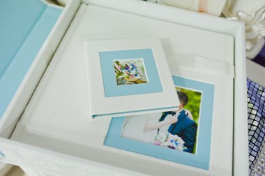 Beyaz ve mavi paspartu düğün fotoğraf kitabı ve albüm
