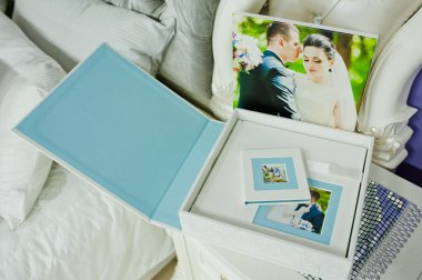 Beyaz ve mavi paspartu düğün fotoğraf kitabı ve albüm