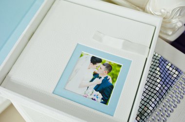 Beyaz ve mavi paspartu düğün fotoğraf kitabı ve albüm