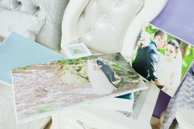 Beyaz ve mavi paspartu düğün fotoğraf kitabı ve albüm