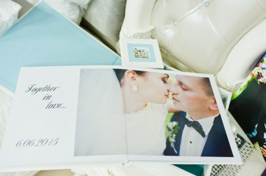 Beyaz ve mavi paspartu düğün fotoğraf kitabı ve albüm