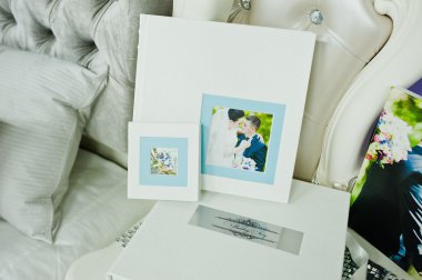 Beyaz ve mavi paspartu düğün fotoğraf kitabı ve albüm