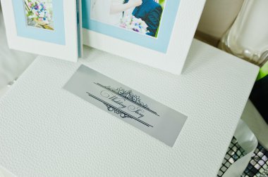 Beyaz ve mavi paspartu düğün fotoğraf kitabı ve albüm