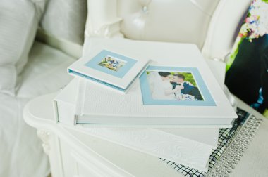 Beyaz ve mavi paspartu düğün fotoğraf kitabı ve albüm