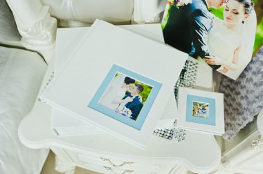 Beyaz ve mavi paspartu düğün fotoğraf kitabı ve albüm