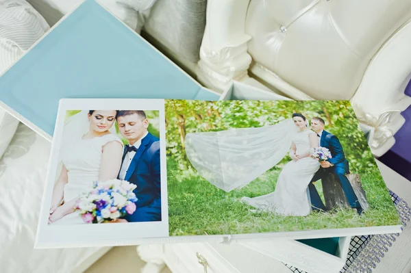 Biały i niebieski paspartu ślubne zdjęcie książki i płyty — Zdjęcie stockowe