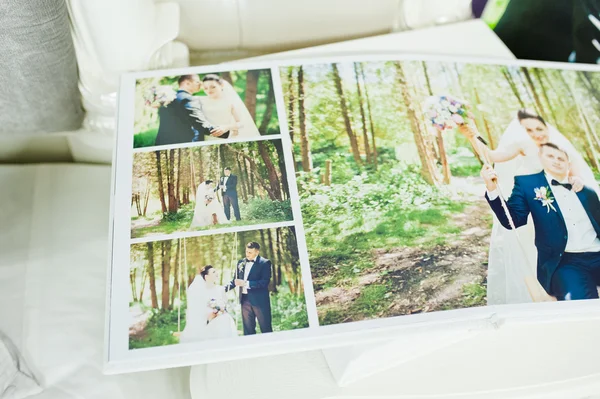 Beyaz ve mavi paspartu düğün fotoğraf kitabı ve albüm — Stok fotoğraf