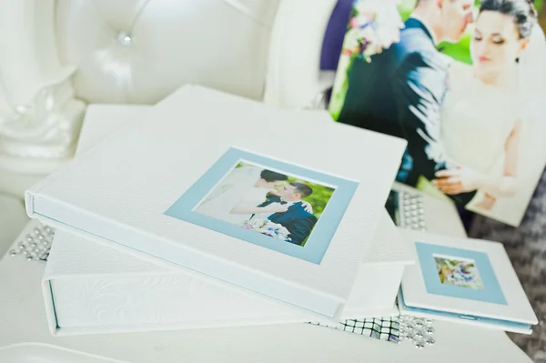 Livre photo de mariage paspartu blanc et bleu et album — Photo