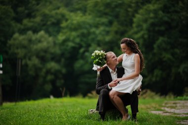 Yoğun orman, aşık Çift