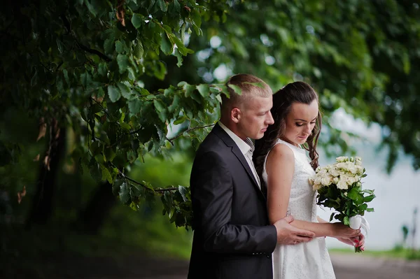 Casal apaixonado na floresta densa — Fotografia de Stock