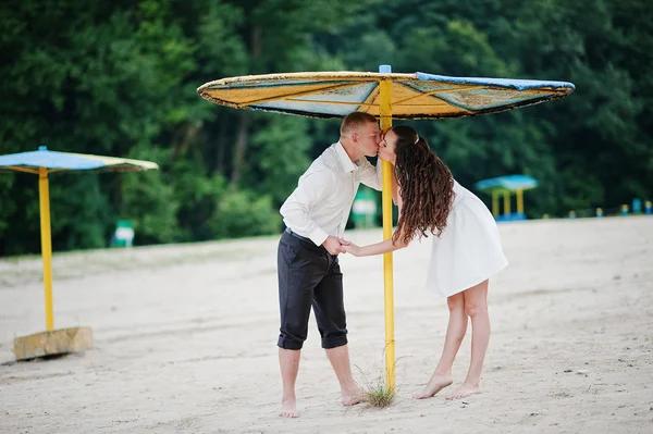 Casal feliz se divertindo na praia — Fotografia de Stock