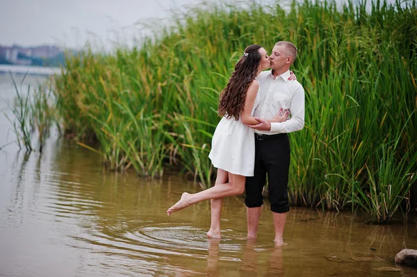 Pareja en el lago en el agua cerca de toro —  Fotos de Stock