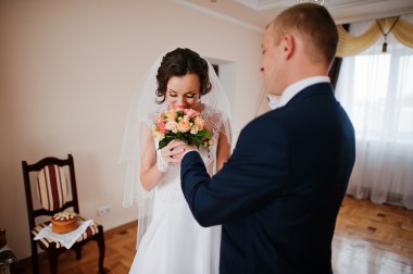 Sevgili nişanlısı buket verir