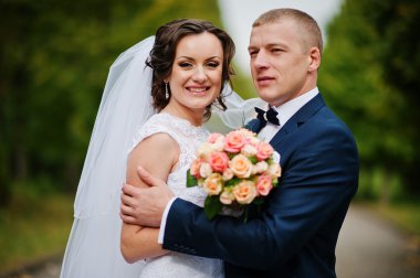 evlilik çift yeşil Park'ta yürüyüş