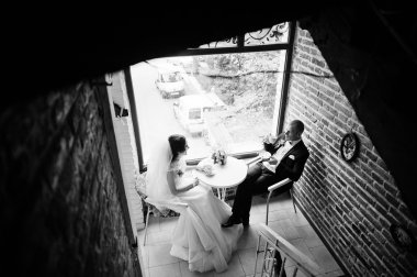 vintage café'de sonbahar günü düğün çifte