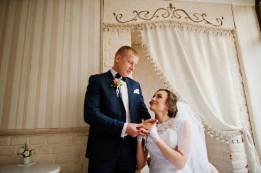 vintage café'de sonbahar günü düğün çifte