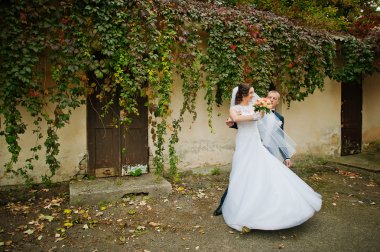 Düğün çift arka plan eski ev