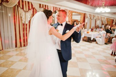 restoranda yeni evlendiği ilk düğün dansı