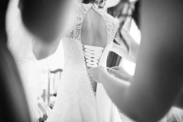 Bruidsmeisjes dragen jurk van de bruid — Stockfoto