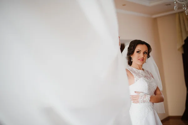 Jeune mariée brune près de rideaux — Photo