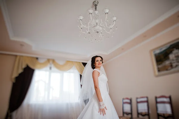 Jovem noiva morena posando em seu quarto — Fotografia de Stock