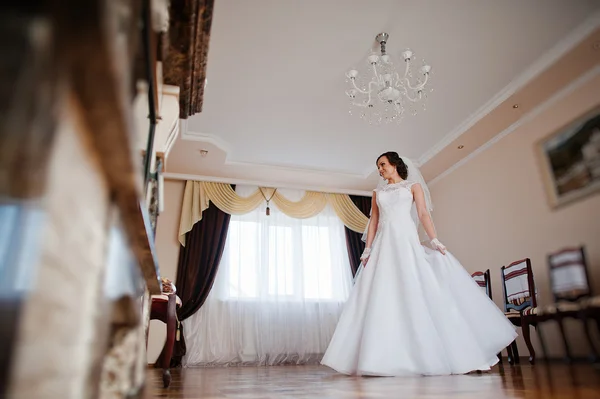 Jeune mariée brune posant dans sa chambre — Photo