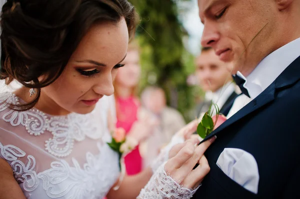 Bride groom wears a buttonhole — Stock Photo, Image