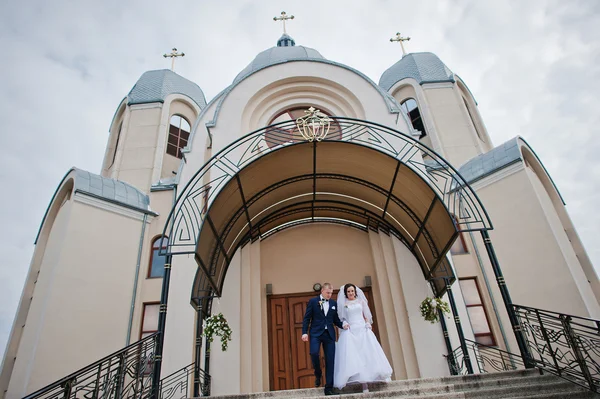 Счастливая супружеская пара в церкви — стоковое фото