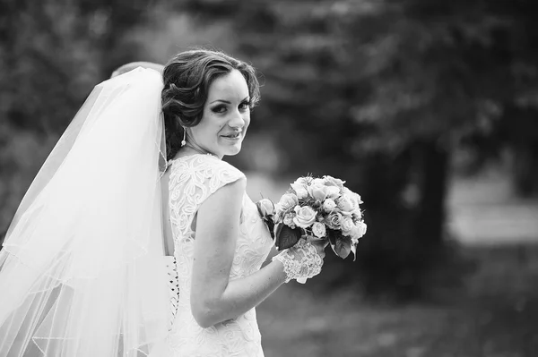 Portrait de mariée avec bouquet à la main — Photo