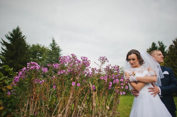 Mariage couple fond violet fleurs — Photo