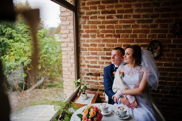 Γαμήλιο ζεύγος στο εκλεκτής ποιότητας καφέ σε μέρα του φθινοπώρου — Φωτογραφία Αρχείου