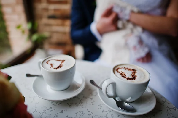 Taza de café con fondo de corazón pareja de boda en la vendimia ca — Foto de Stock