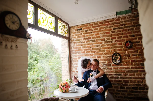 Couple de mariage au café vintage le jour d'automne — Photo