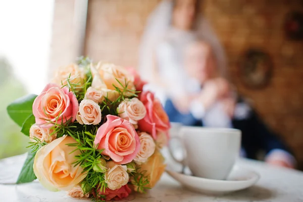 Bröllop bukett på vintage café bakgrund nygift — Stockfoto
