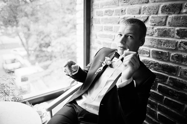 Bruidegom met met een sigaret in vintage café — Stockfoto