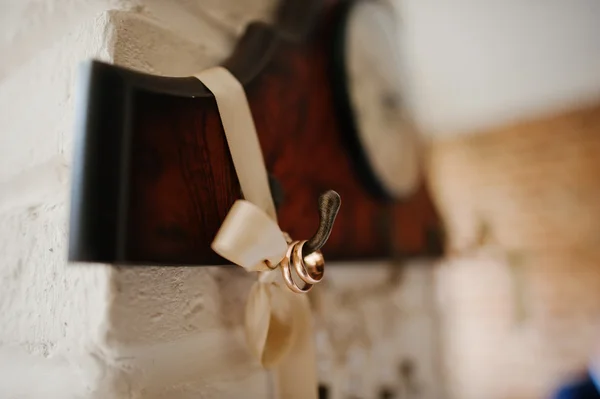 Anillos de boda en la cafetería vintage — Foto de Stock