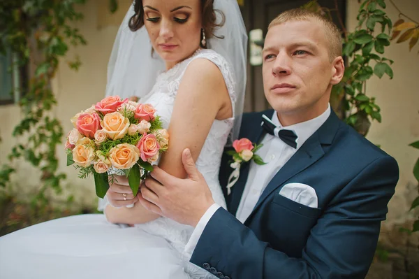 Mariage couple arrière-plan vieille maison — Photo