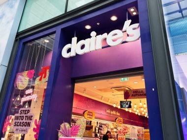 Manchester, İngiltere - 26 Eylül 2025: Parlak mor Claire 'in sonbahar dekorlu mağazası, görünür iç raflar ve müşteriler.