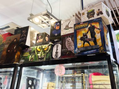 Manchester, İngiltere - 26 Eylül 2025: İntikamcılar, Örümcek Adam, Harry Potter ve daha fazlasının yer aldığı renkli oyuncak kutuları.