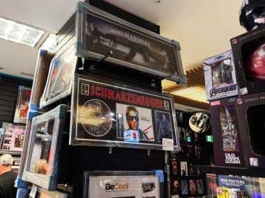 Manchester, İngiltere - 26 Eylül 2025: Arnold Schwarzenegger 'in çerçeveli posterleri, koleksiyonları ve sergi çantaları sergilenen film ve komik hatıralar.