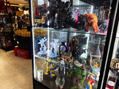 Manchester, İngiltere - 26 Eylül 2025: Bir mağazada korku ve fantezi figürleri, diyoramalar ve koleksiyonlar sergilenen cam vitrin.